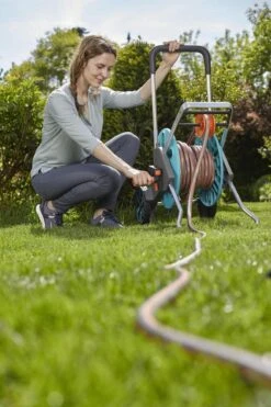 GARDENA - AquaRoll M CleverRoll Easy Slangenwagen - Maximaal 60 Meter - Inklapbare Zwengel -Gardena Verkoopwinkel 799x1200 7