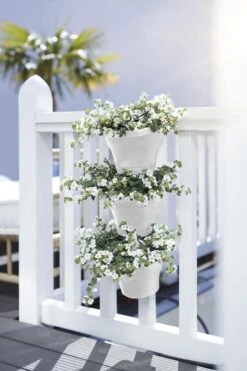 Elho Corsica Vertical Forest 24 - Bloempot Voor Balkonbuiten - Ø 26.7 X H 29.7 Cm - Wit/Wit -Gardena Verkoopwinkel 800x1200 145